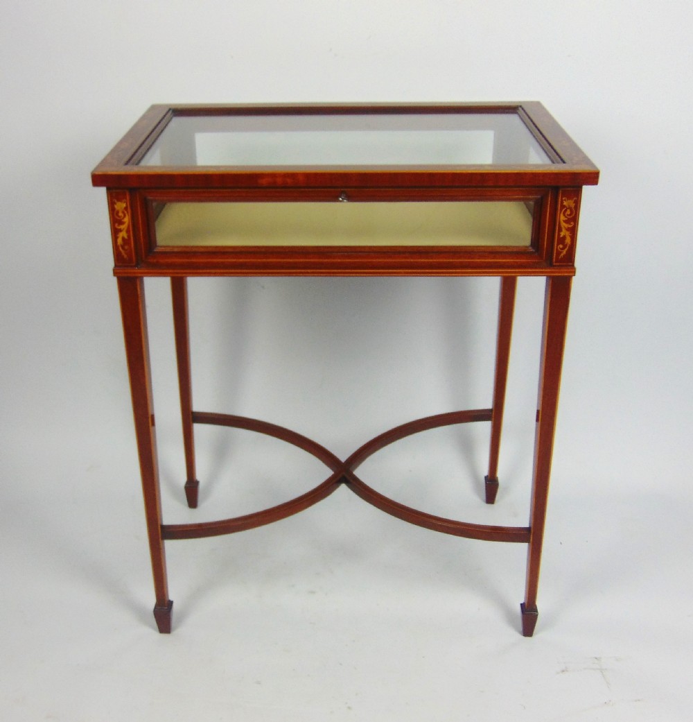 A quality mahogany Edwardian Bijouterie table