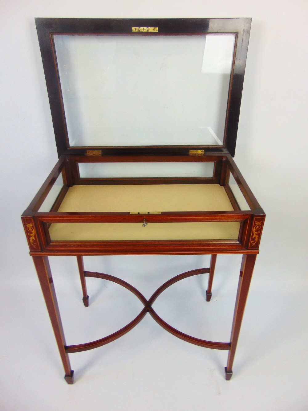 A quality mahogany Edwardian Bijouterie table View VI