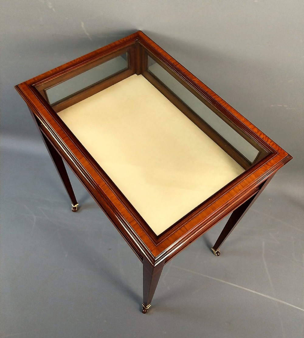 Mahogany Bijouterie Table View X