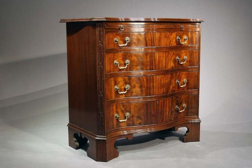 Fine Quality Serpentine Chest of Drawers
