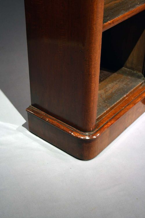 fig 4. Victorian Mahogany Breakfront Bookshelves