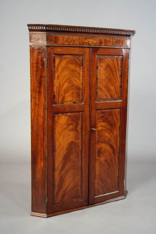 Fine Quality George III Corner Cupboard