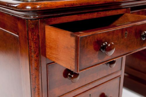 fig 3. The Important Historical Desk Of Admiral Markham