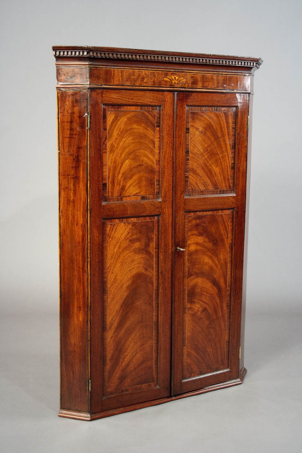 Fine Quality George III Corner Cupboard