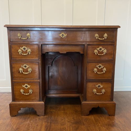 Fine Quality George III Mahogany Kneehole Desk - Late 18th Century