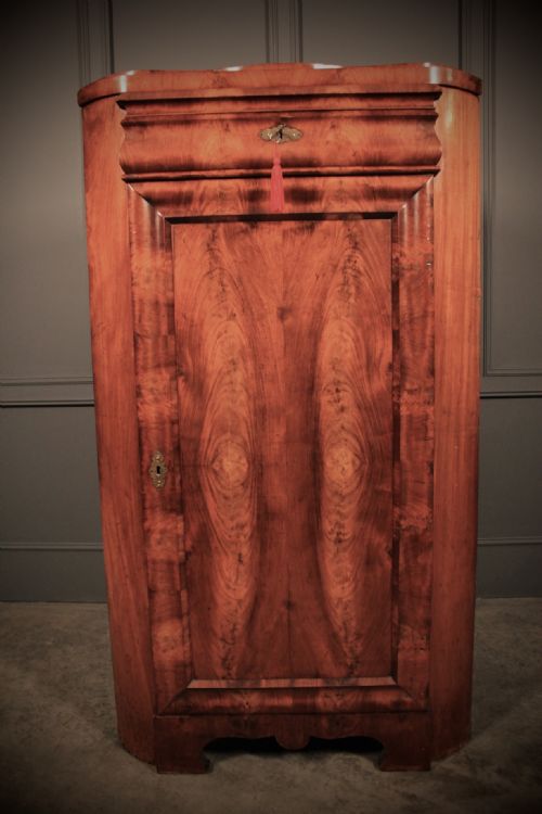 STUNNING FIGURED WALNUT BIEDEMIER CORNER CUPBOARD - ADDITIONAL PHOTO 1