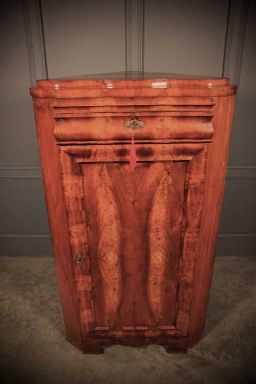 STUNNING FIGURED WALNUT BIEDEMIER CORNER CUPBOARD - ADDITIONAL PHOTO 3