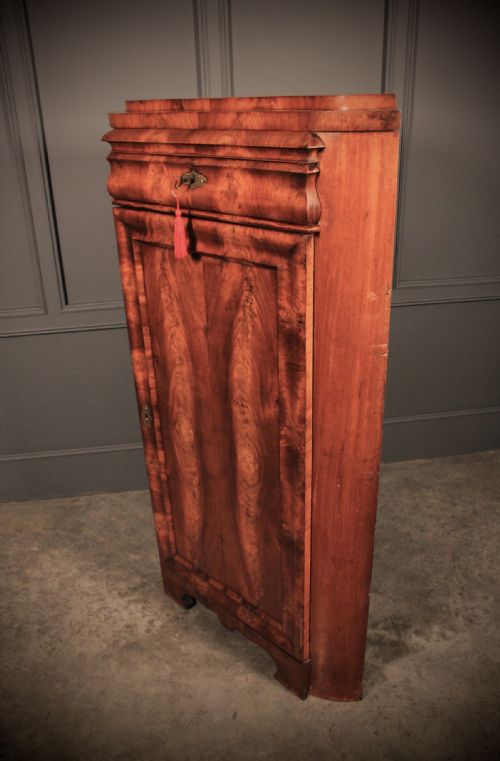 STUNNING FIGURED WALNUT BIEDEMIER CORNER CUPBOARD - ADDITIONAL PHOTO 4