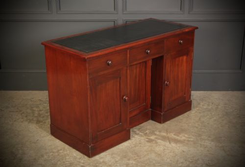 EARLY VICTORIAN MAHOGANY KNEEHOLE DESK