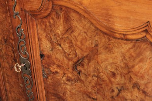 LARGE 18TH CENTURY CHERRYWOOD WALNUT DRESSER - ADDITIONAL PHOTO 3