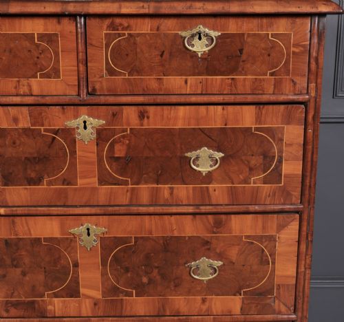 WILLIAM MARY OYSTER VENEERED CHEST OF DRAWERS - ADDITIONAL PHOTO 4