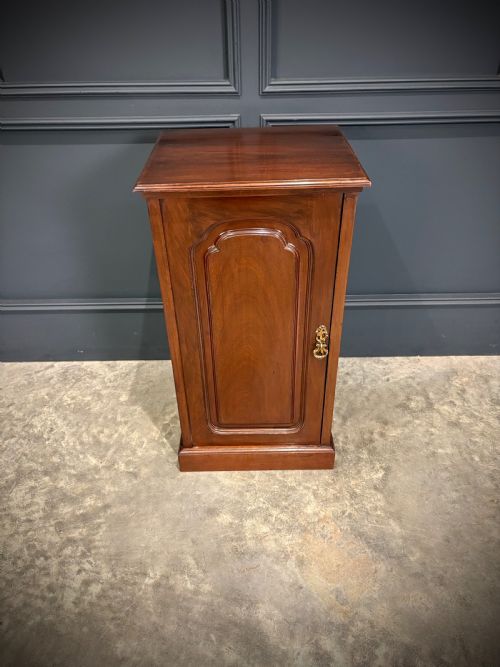 PAIR OF MAHOGANY BEDSIDE CABINETS - ADDITIONAL PHOTO 4