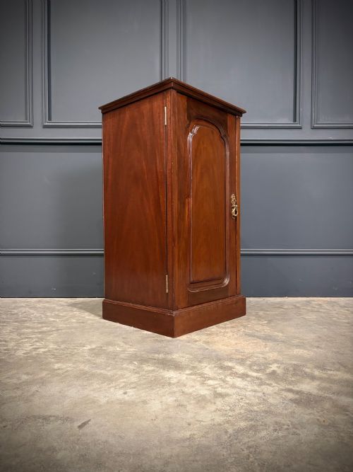 PAIR OF MAHOGANY BEDSIDE CABINETS - ADDITIONAL PHOTO 5