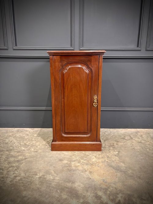 PAIR OF MAHOGANY BEDSIDE CABINETS - ADDITIONAL PHOTO 6