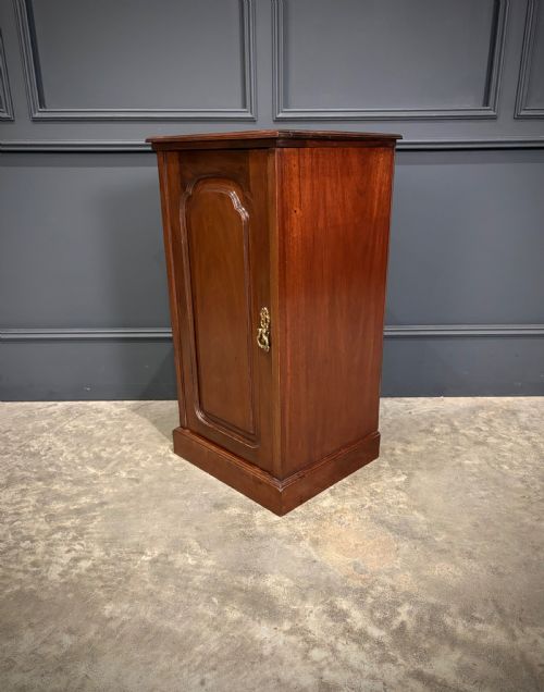 PAIR OF MAHOGANY BEDSIDE CABINETS - ADDITIONAL PHOTO 7