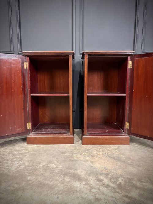 PAIR OF MAHOGANY BEDSIDE CABINETS - ADDITIONAL PHOTO 11