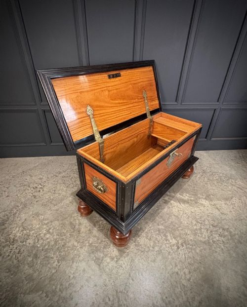 LARGE CEYLONESE CAMPHOR WOOD EBONY TRUNK - ADDITIONAL PHOTO 3