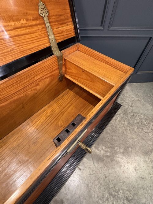 LARGE CEYLONESE CAMPHOR WOOD EBONY TRUNK - ADDITIONAL PHOTO 4