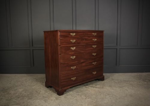 GEORGIAN MAHOGANY CHEST OF DRAWERS