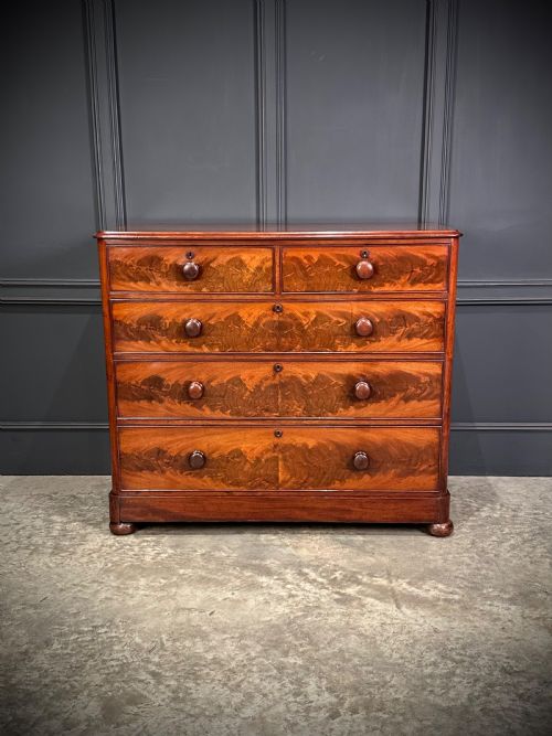 VICTORIAN MAHOGANY CHEST OF DRAWERS