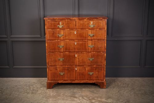 GEORGIAN WALNUT CHEST OF DRAWERS