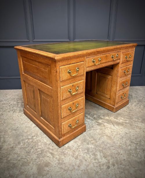 19TH CENTURY OAK KNEEHOLE DESK - ADDITIONAL PHOTO 1