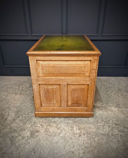 19TH CENTURY OAK KNEEHOLE DESK - ADDITIONAL PHOTO 9