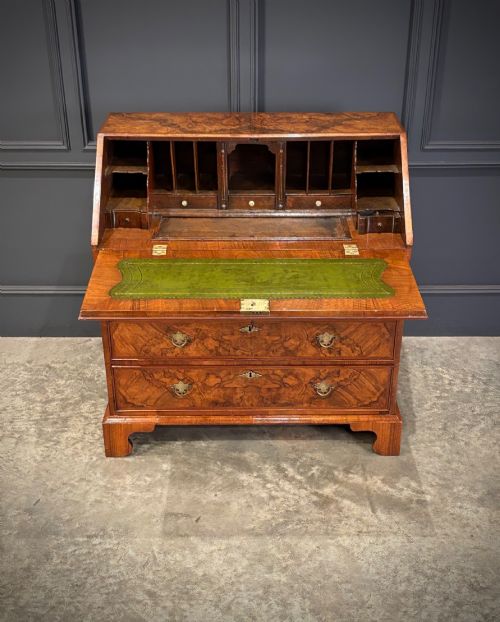QUEEN ANNE FIGURED WALNUT BUREAU - ADDITIONAL PHOTO 3