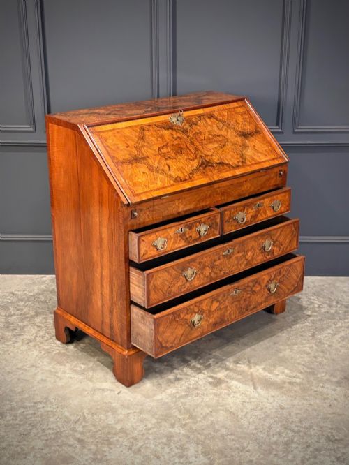 QUEEN ANNE FIGURED WALNUT BUREAU - ADDITIONAL PHOTO 6