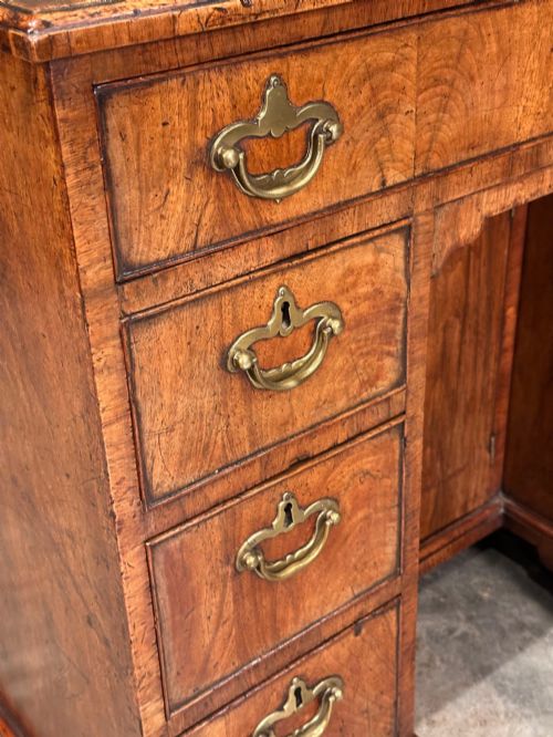18TH CENTURY WALNUT KNEEHOLE DESK - ADDITIONAL PHOTO 4
