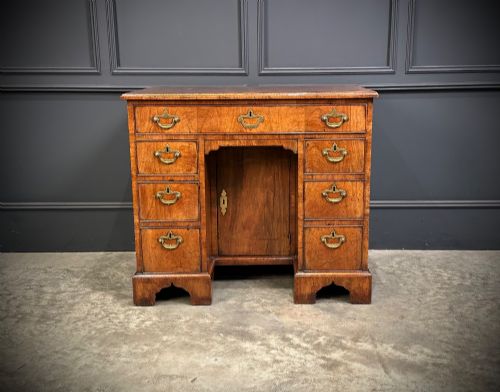 18TH CENTURY WALNUT KNEEHOLE DESK - ADDITIONAL PHOTO 6