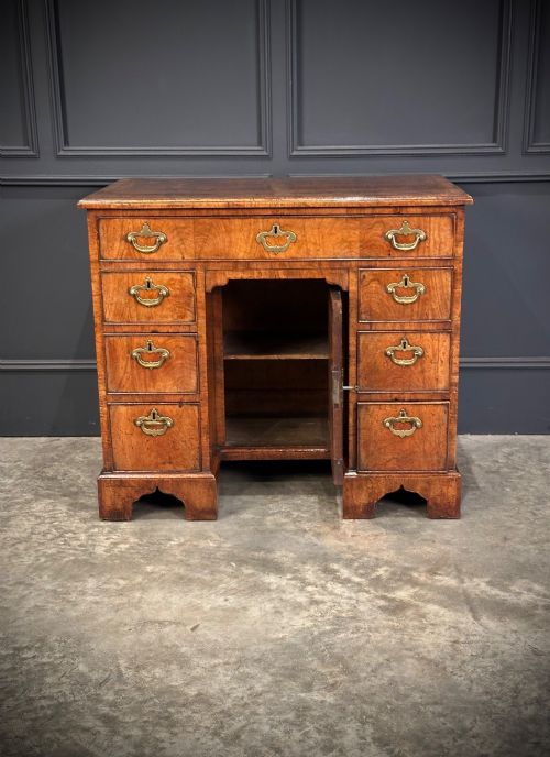 18TH CENTURY WALNUT KNEEHOLE DESK - ADDITIONAL PHOTO 7