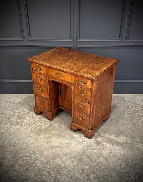 18TH CENTURY WALNUT KNEEHOLE DESK - ADDITIONAL PHOTO 8