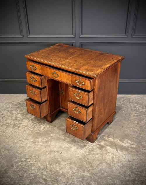18TH CENTURY WALNUT KNEEHOLE DESK - ADDITIONAL PHOTO 10