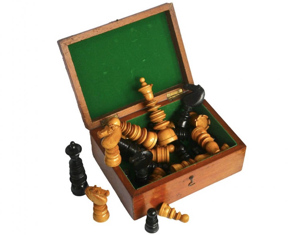 “Calvert Pattern” Boxwood & Ebony Chess Set, 19th Century