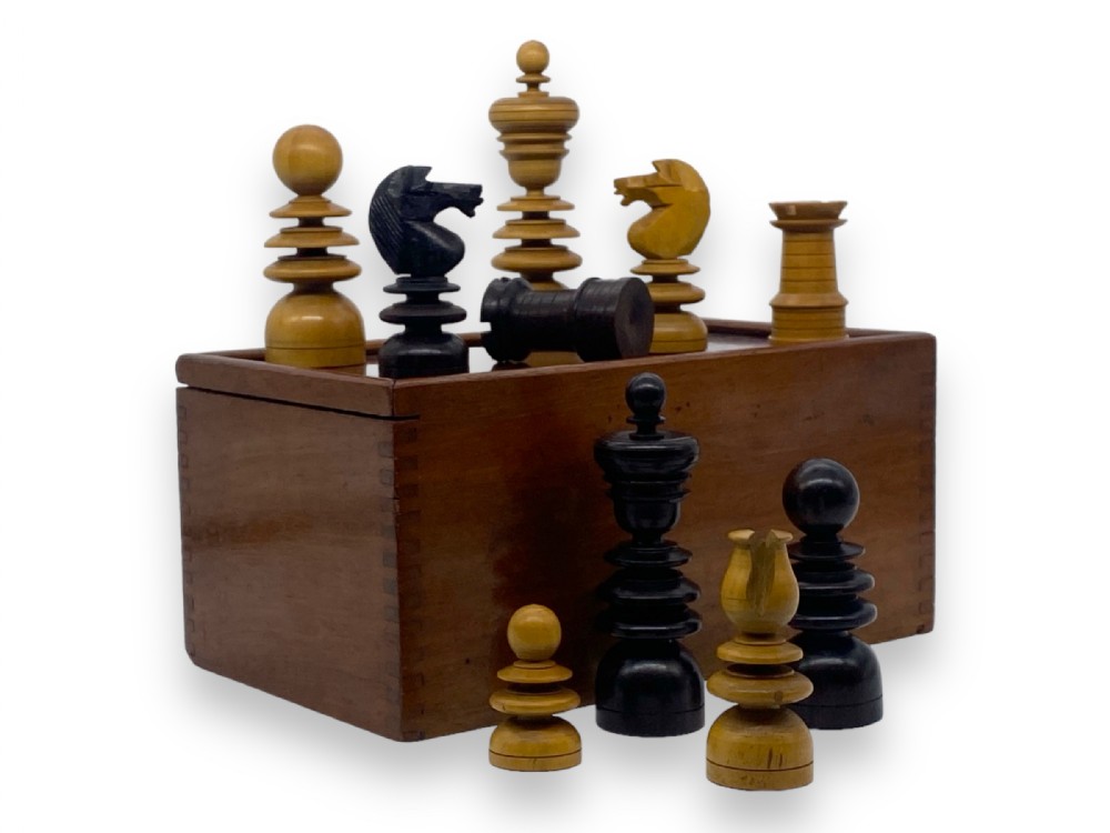 'Old English' Pattern Rosewood Chess Set, 19th century