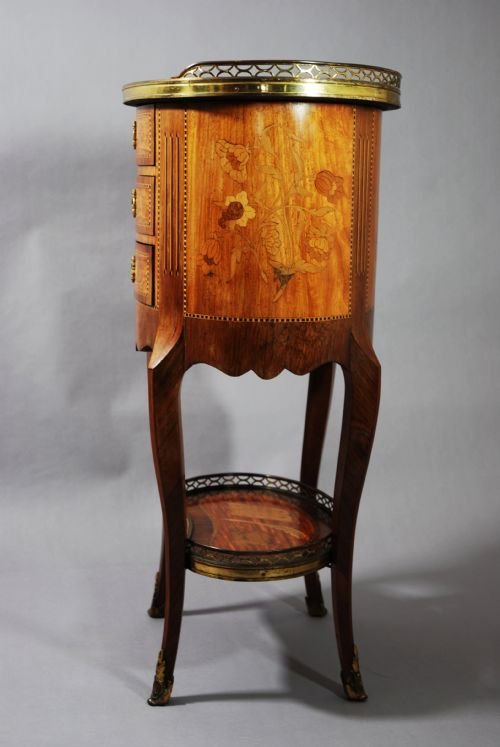 fig 4. A table en chiffoniere with three drawers.