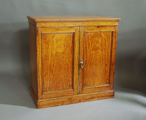 Superb Quality Late 19th Century Satinwood Cabinet