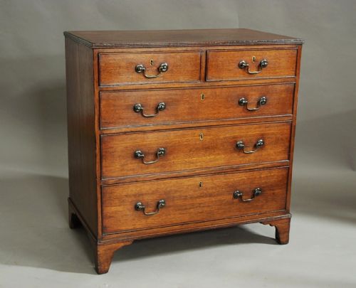 Early 19th Century Oak Chest of Drawers of Small Proportions