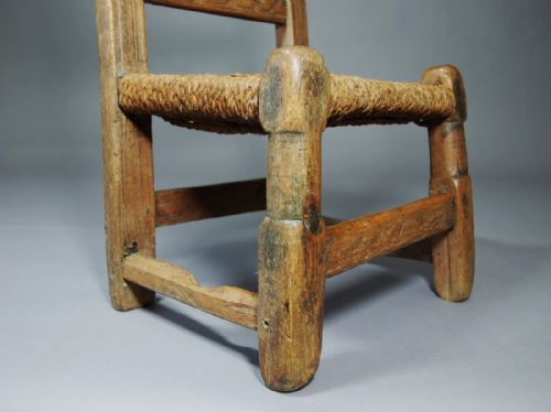RARE FOLK ART 18TH CENTURY PINE SPINDLE BACK CHILD'S CHAIR - ADDITIONAL PHOTO 3