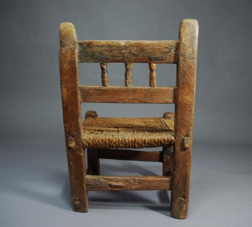 RARE FOLK ART 18TH CENTURY PINE SPINDLE BACK CHILD'S CHAIR - ADDITIONAL PHOTO 4