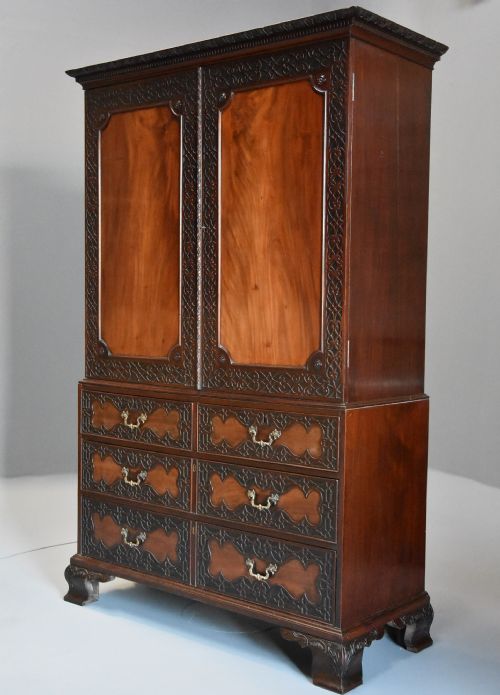 SUPERB QUALITY MID 19THC MAHOGANY PRESS CUPBOARD IN THE 18THC STYLE WITH FINE FADED PATINA - ADDITIONAL PHOTO 2