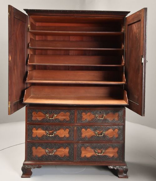 SUPERB QUALITY MID 19THC MAHOGANY PRESS CUPBOARD IN THE 18THC STYLE WITH FINE FADED PATINA - ADDITIONAL PHOTO 3