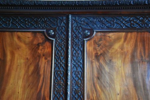 SUPERB QUALITY MID 19THC MAHOGANY PRESS CUPBOARD IN THE 18THC STYLE WITH FINE FADED PATINA - ADDITIONAL PHOTO 4