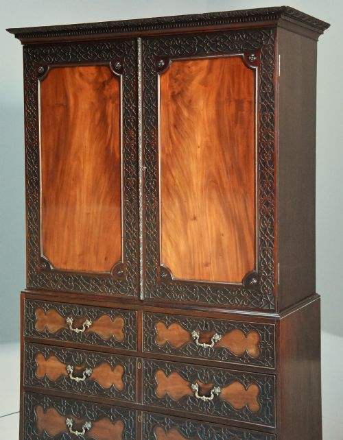 SUPERB QUALITY MID 19THC MAHOGANY PRESS CUPBOARD IN THE 18THC STYLE WITH FINE FADED PATINA - ADDITIONAL PHOTO 5