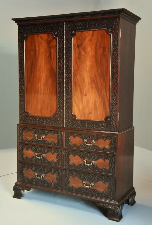 SUPERB QUALITY MID 19THC MAHOGANY PRESS CUPBOARD IN THE 18THC STYLE WITH FINE FADED PATINA - ADDITIONAL PHOTO 7