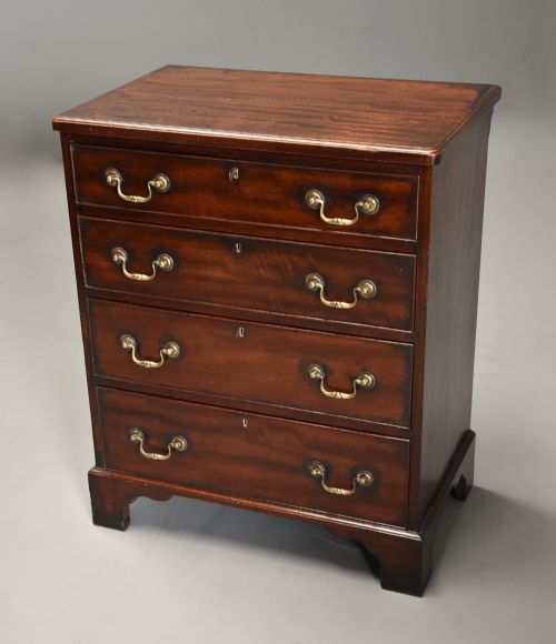 Late 19th Century Mahogany Chest of Drawers of Small Proportions