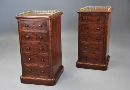 Superb Pair of Mid 19th Century Mahogany Bedside Chests in the Style of Gillows
