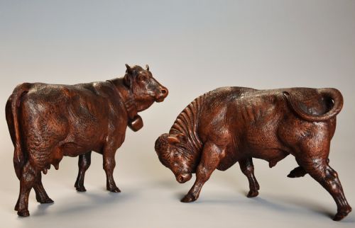 Pair of Finely Carved Late 19th Century Linden Wood Black Forest Cows, Possibly by the Huggler Family