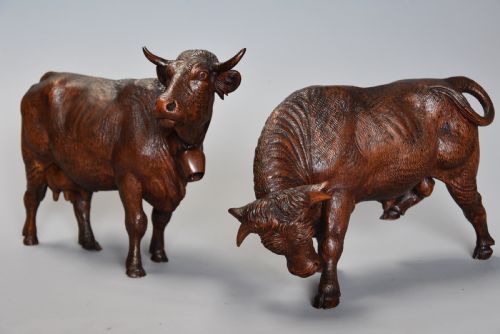 fig 1. Pair of finely carved late 19th century linden wood Black Forest cows, possibly by The Huggler family